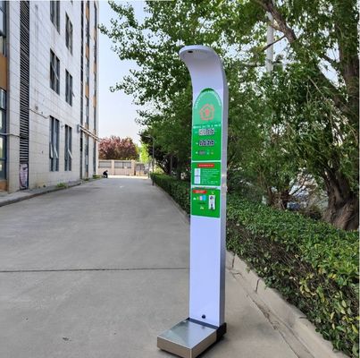 Escala de peso y altura del cuerpo de un adulto avanzado con cálculo automático del IMC