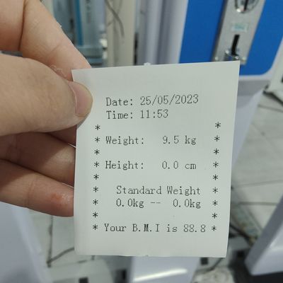 Escala médica de acero para medir la altura y el peso en un centro comercial operado por monedas