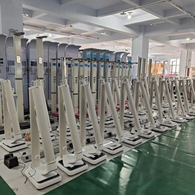 Escala médica con rango de medición de altura de 0-200 cm y análisis opcional de grasa corporal