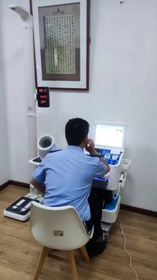 15 pulgadas de pantalla táctil Kiosco de control de salud multifunción con BIM Escala de peso de altura corporal