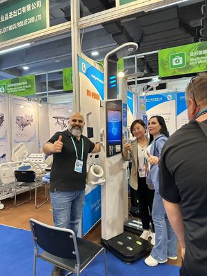 Máquina de análisis de grasa corporal de bioimpedencia con pantalla grande y pantalla de publicidad