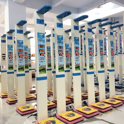 Escala avanzada de sillas infantiles para monitoreo preciso de altura y peso en hospitales