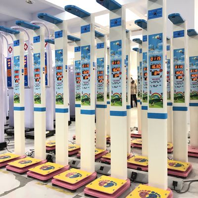 Escala avanzada de sillas infantiles para monitoreo preciso de altura y peso en hospitales