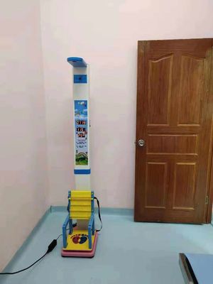Escala avanzada de sillas infantiles para monitoreo preciso de altura y peso en hospitales