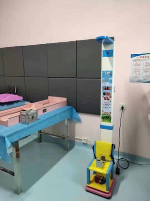 Escala avanzada de sillas infantiles para monitoreo preciso de altura y peso en hospitales