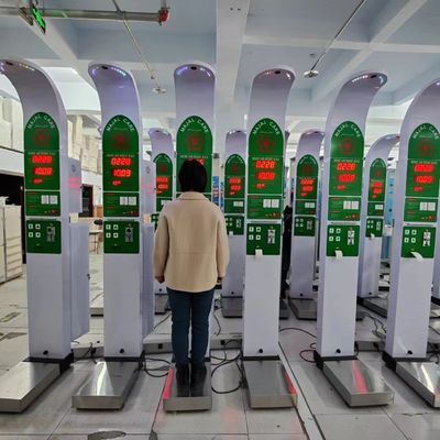 Escala de peso y altura del cuerpo de un adulto avanzado con cálculo automático del IMC