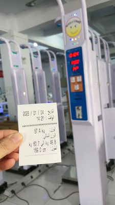 Tamaño de embalaje conveniente Escala digital operada con monedas para medir la altura y el peso