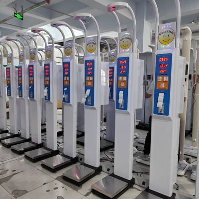 Tamaño de embalaje conveniente Escala digital operada con monedas para medir la altura y el peso