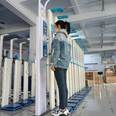 Máquina de medición de peso y altura para evaluaciones médicas precisas