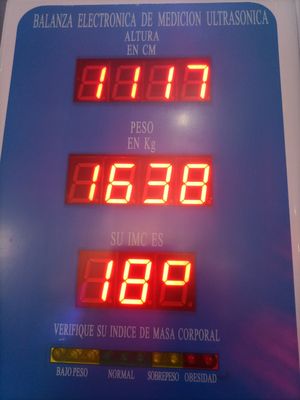 Máquina de medición de peso y altura para evaluaciones médicas precisas