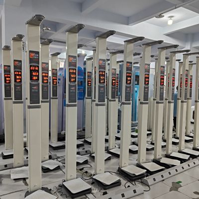 Alturas corporales Escala electrónica digital de peso para una medición precisa del IMC 33*46*230cm
